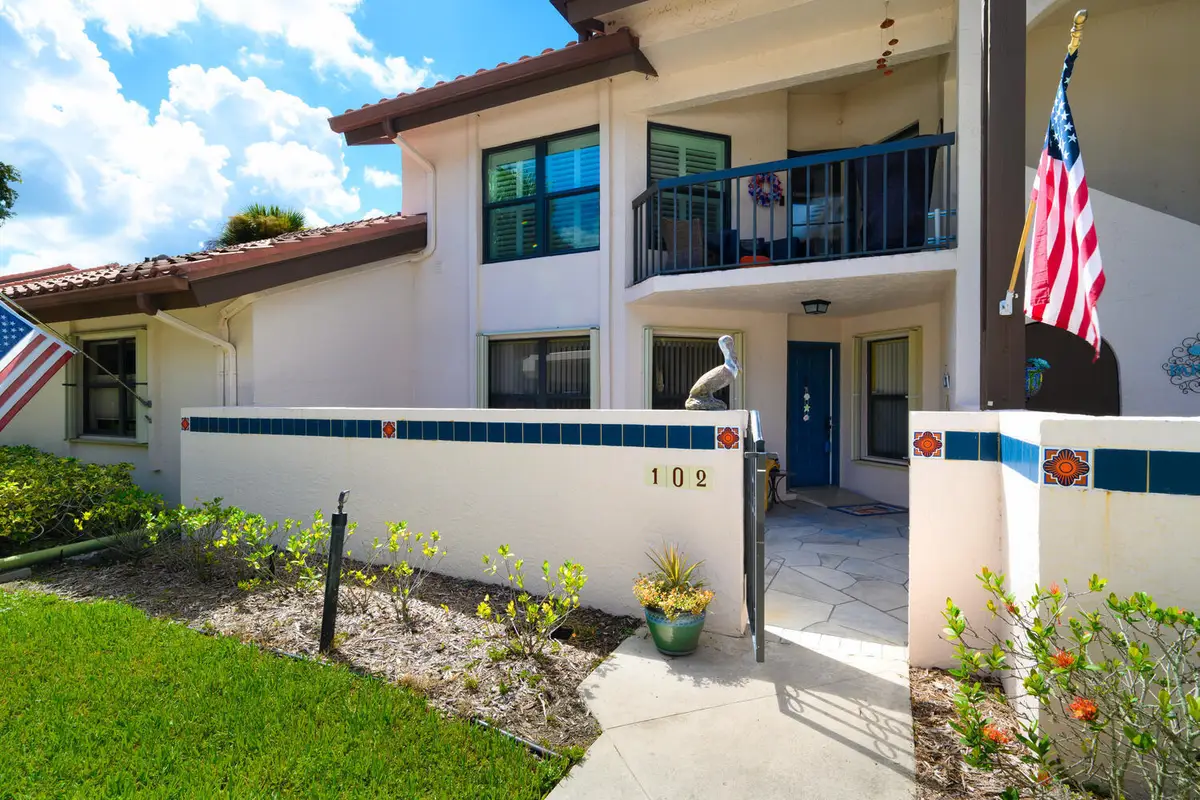 Montego Cove First-Floor Unit on Lake