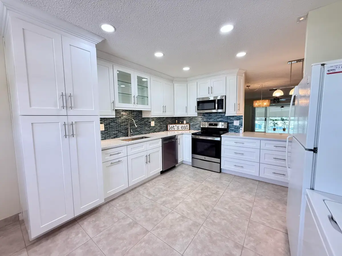 UPDATED OPEN KITCHEN