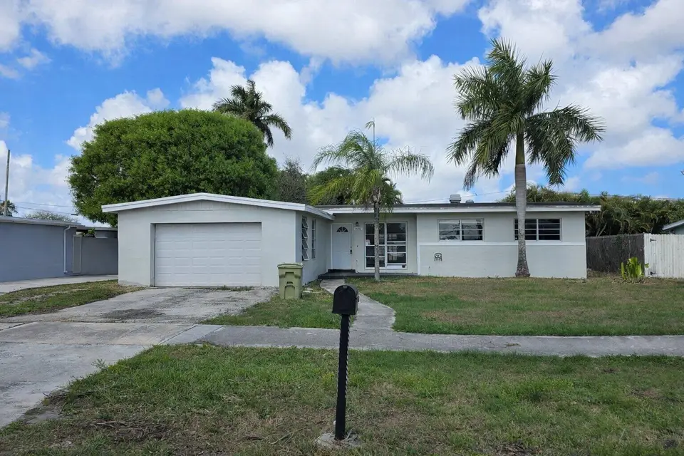 328 Ponte Vedra Road, Palm Springs, FL 33461 Palm Springs