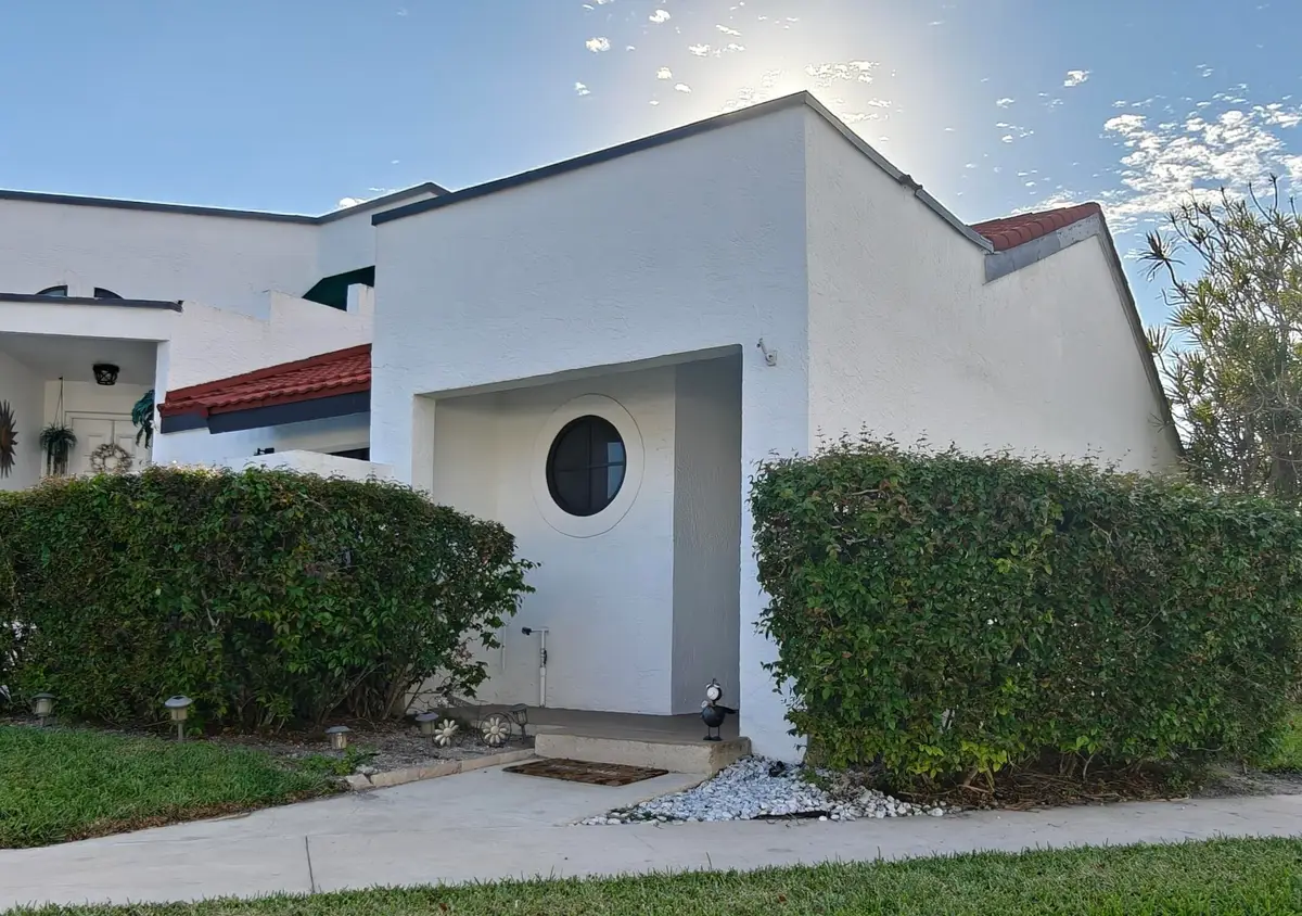 385 front exterior corner view