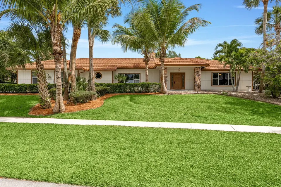 21 Whispering Oaks Circle, West Palm Beach, FL 33411 West Palm Beach
