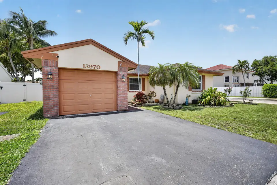 13970 Oaklawn Place, Davie, FL 33325 Davie