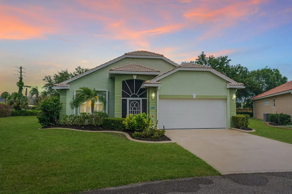880 NW Sarria Court, Port St. Lucie, FL 34986 Port St. Lucie