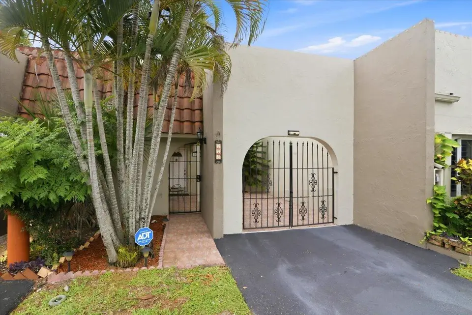 275 Jacaranda Drive, Plantation, FL 33324 Plantation