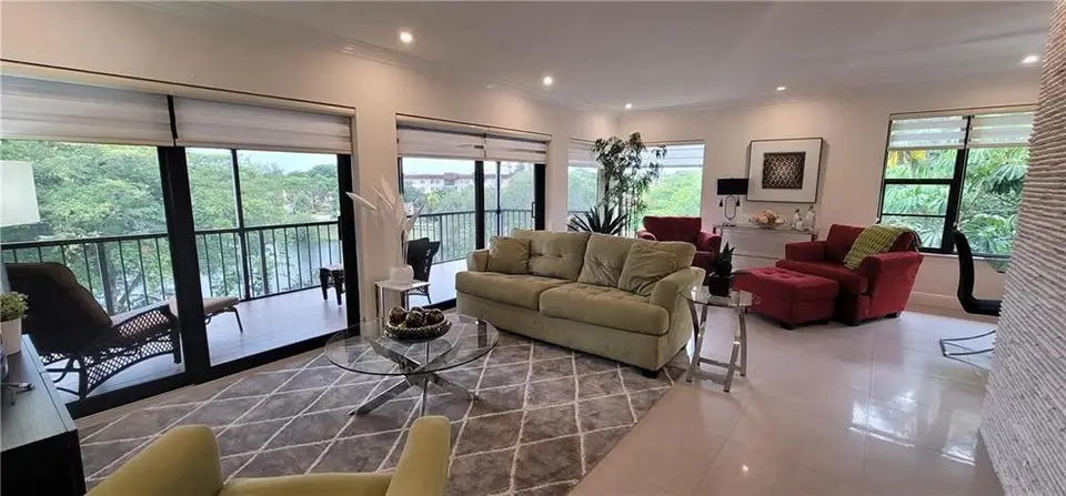 6010 S Falls Circle Drive 423, Lauderhill, FL 33319 Lauderhill