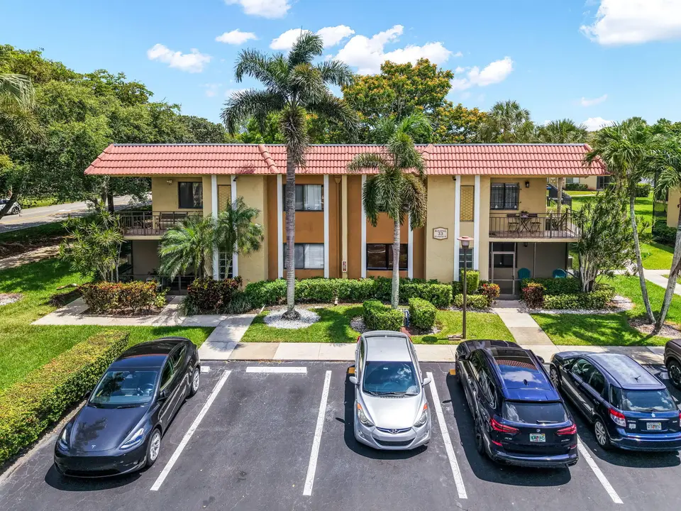 303 Lakeview Drive 102, Weston, FL 33326 Weston