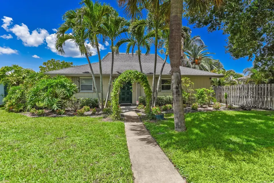 322 SW INDIAN GROVES Drive, Stuart, FL 34994 Stuart