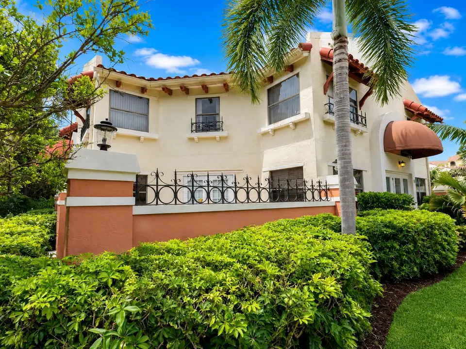 13 Uno Lago Drive, Juno Beach, FL 33408