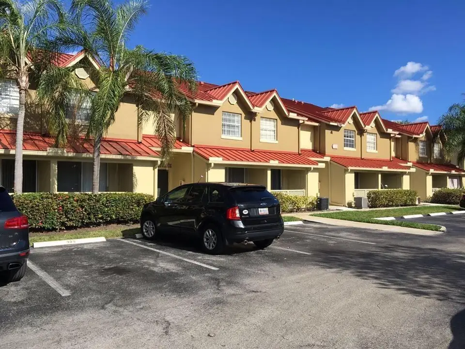 18340 NW 68th Avenue F, Hialeah, FL 33015