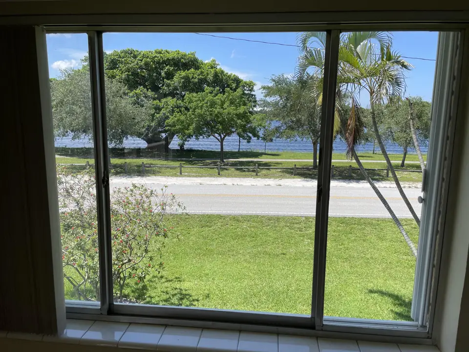 2020 Lake Osborne Drive 11, Lake Worth Beach, FL 33461