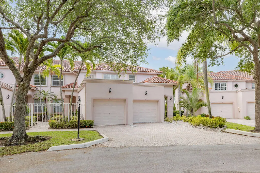 8050 Aberdeen Drive 202, Boynton Beach, FL 33472