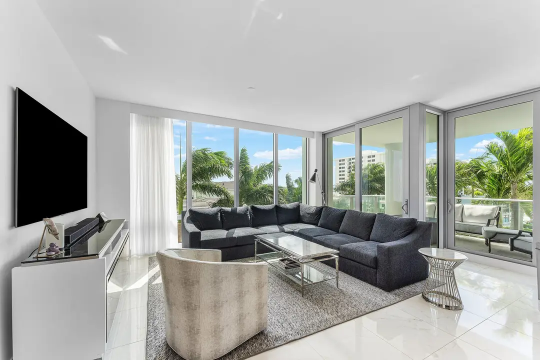 Bright & Open w High Ceilings