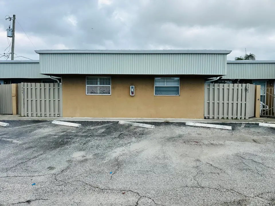 1305 Gateway Drive G-2, Lantana, FL 33462