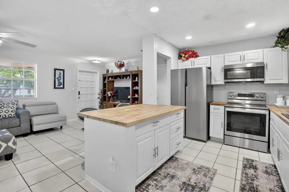 1411 NW 89th Avenue, Pembroke Pines, FL 33024