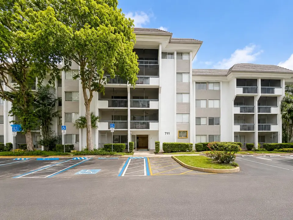 711 N Pine Island Road 204, Plantation, FL 33324