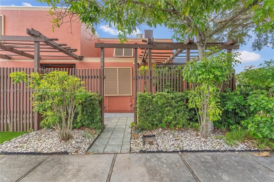 1490 Laguna Lane, Pembroke Pines, FL 33026