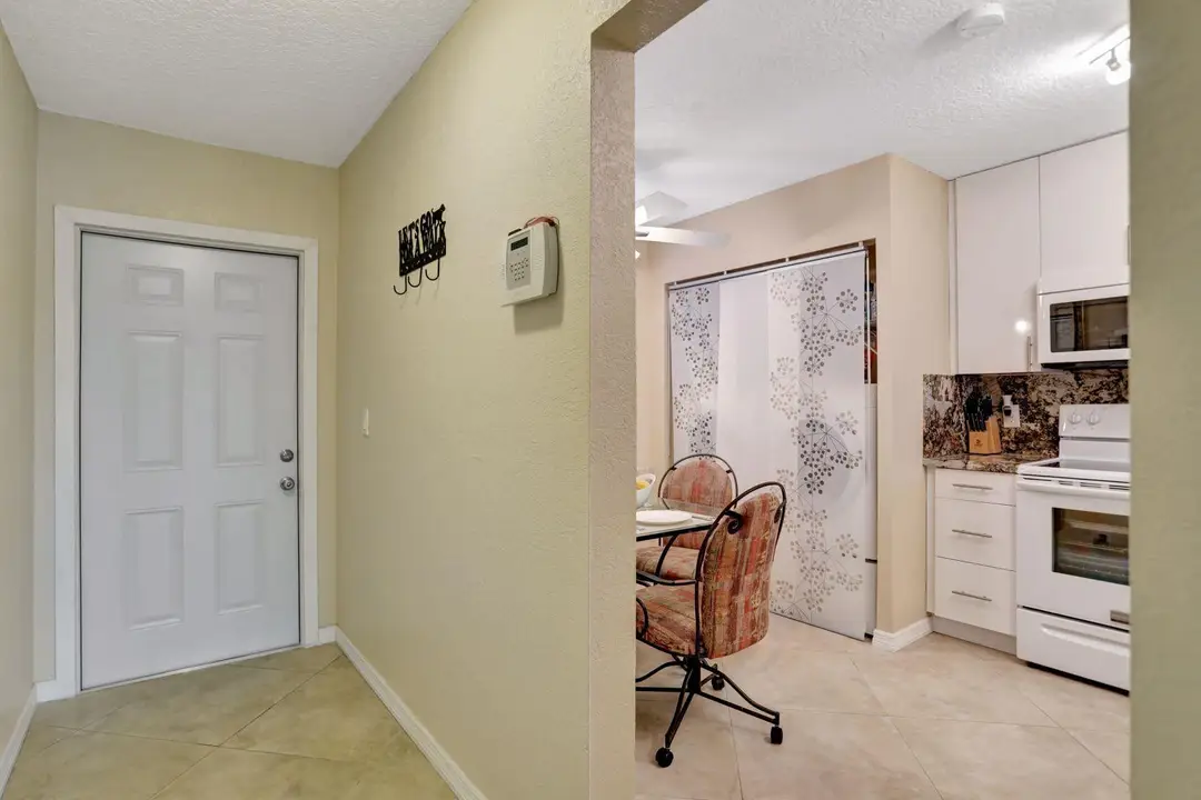 7561 NW 1st Street NW 302, Margate, FL 33063