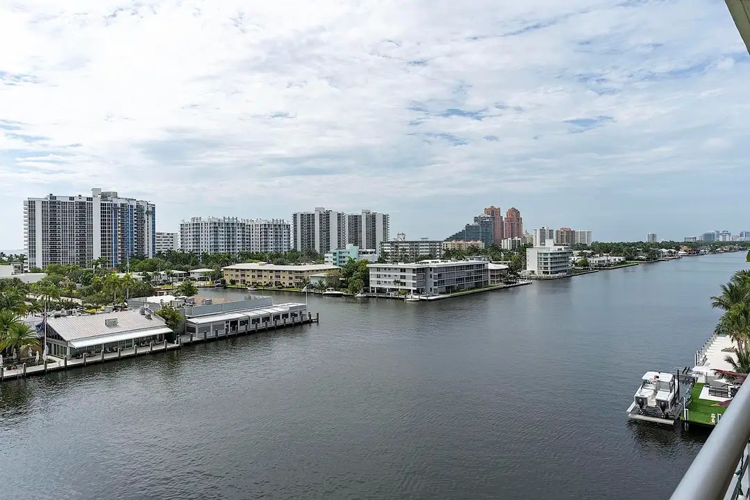 2900 NE 30th St - # 8J - 143