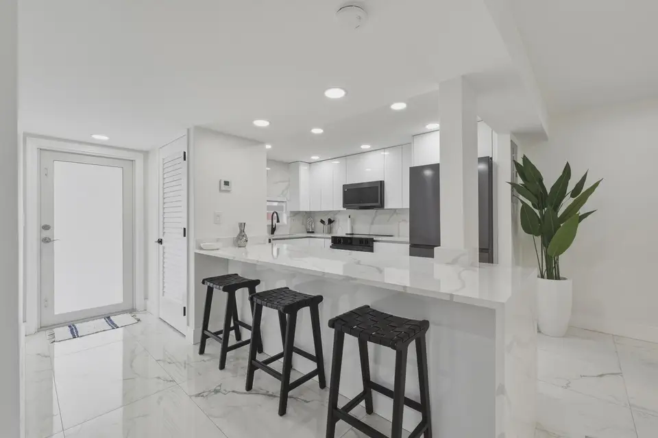 9523 N Hollybrook Lake Drive 103, Pembroke Pines, FL 33025