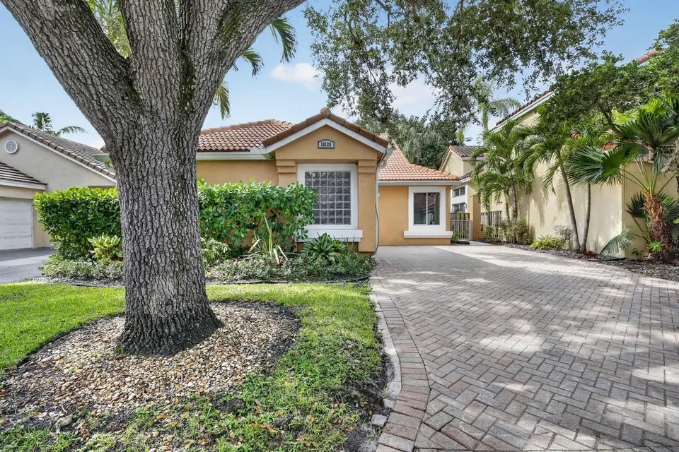 10124 NW 4th Street, Plantation, FL 33324