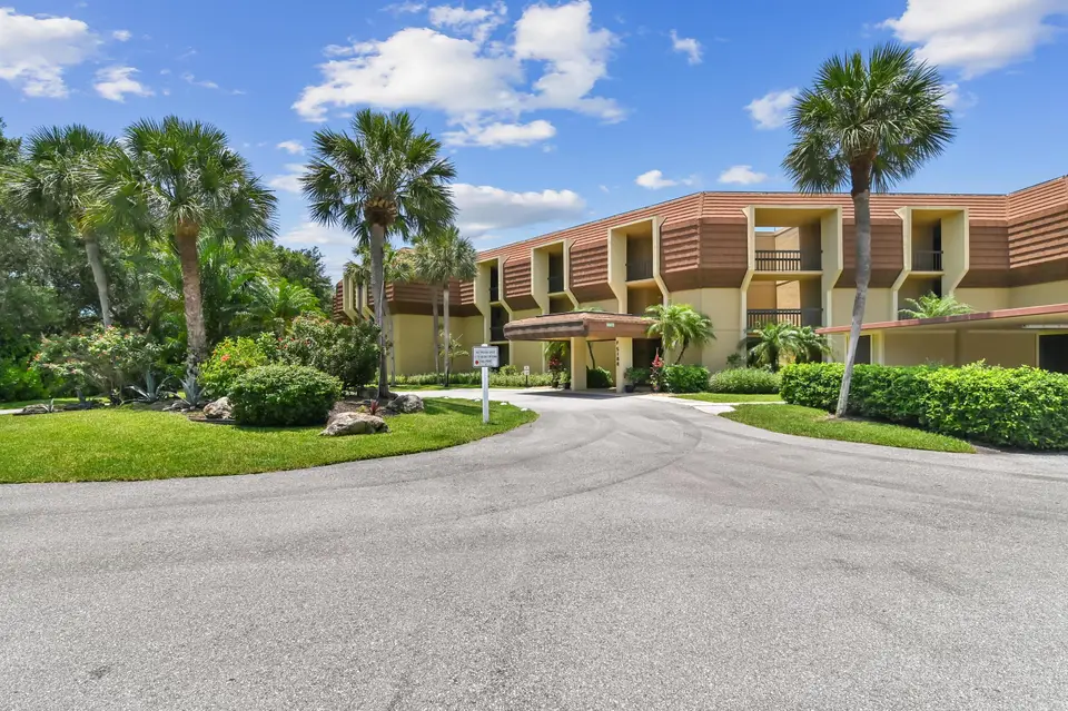 5188 Woodland Lakes Drive 332, Palm Beach Gardens, FL 33418