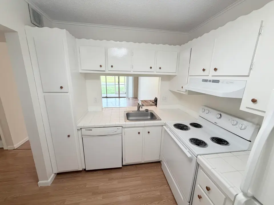 9230 Lagoon Place 110, Davie, FL 33324