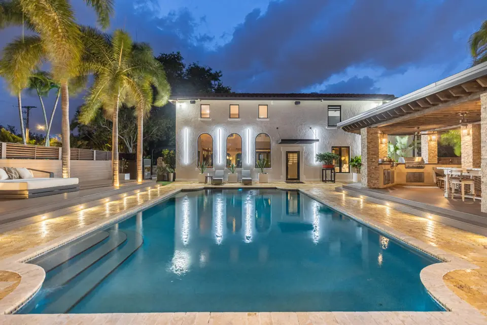 290 NW 6th Street, Boca Raton, FL 33432