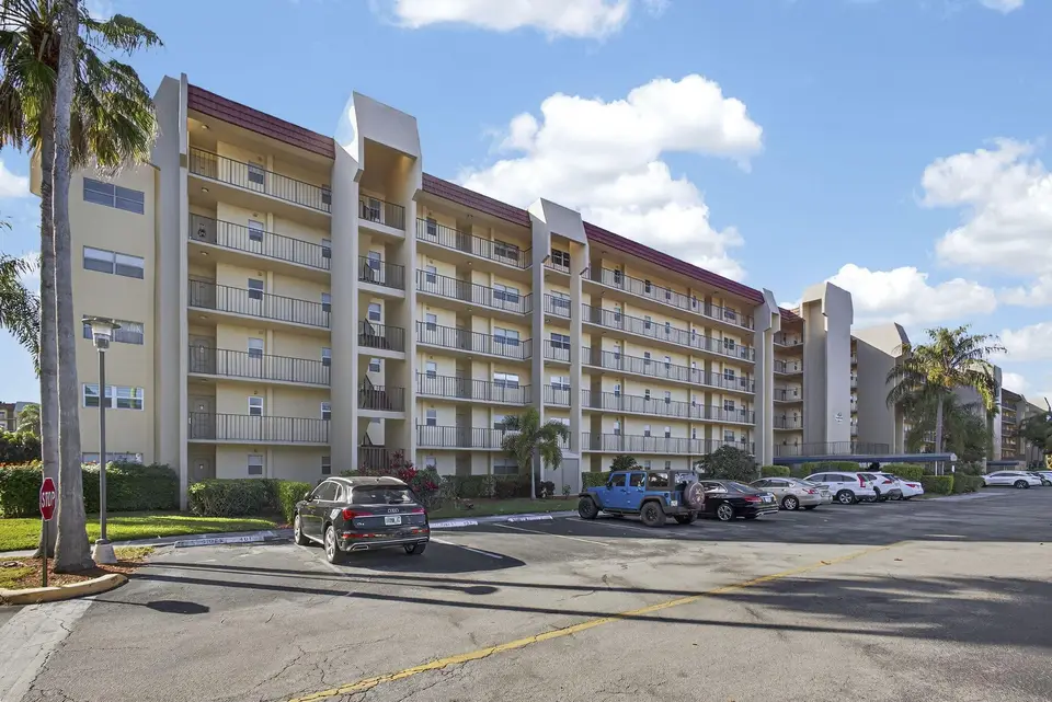 3590 Via Poinciana 202, Lake Worth, FL 33467