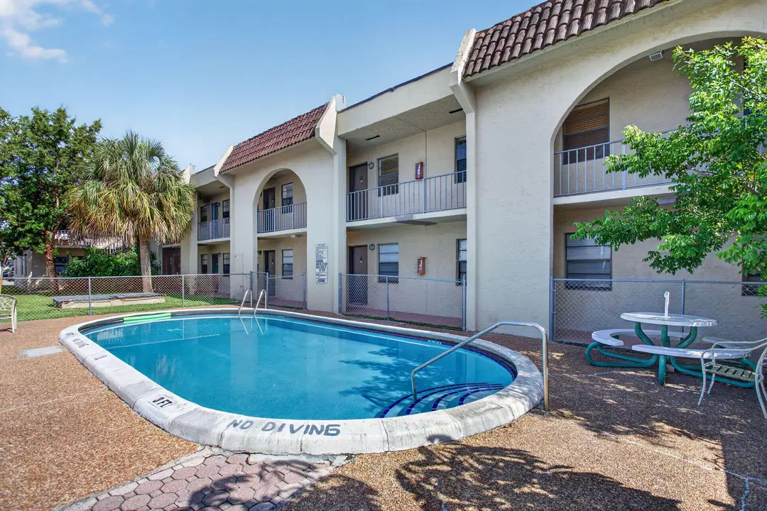 2141 NE 42nd Street 112, Lighthouse Point, FL 33064