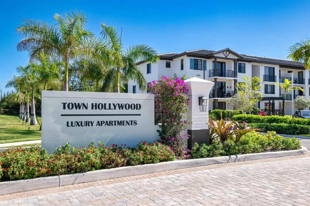 2000 Stirling Road 13-102, Hollywood, FL 33020