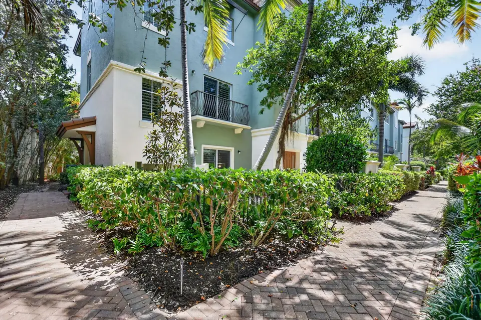 27 NW Hawthorne Place, Boca Raton, FL 33432