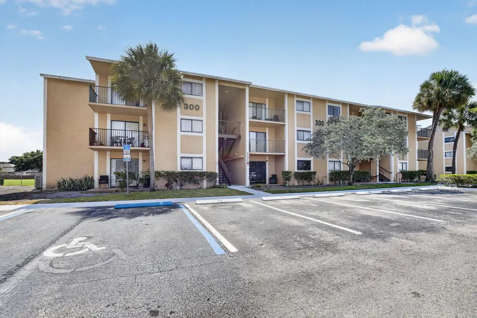 300 Palm Circle W 106, Pembroke Pines, FL 33025