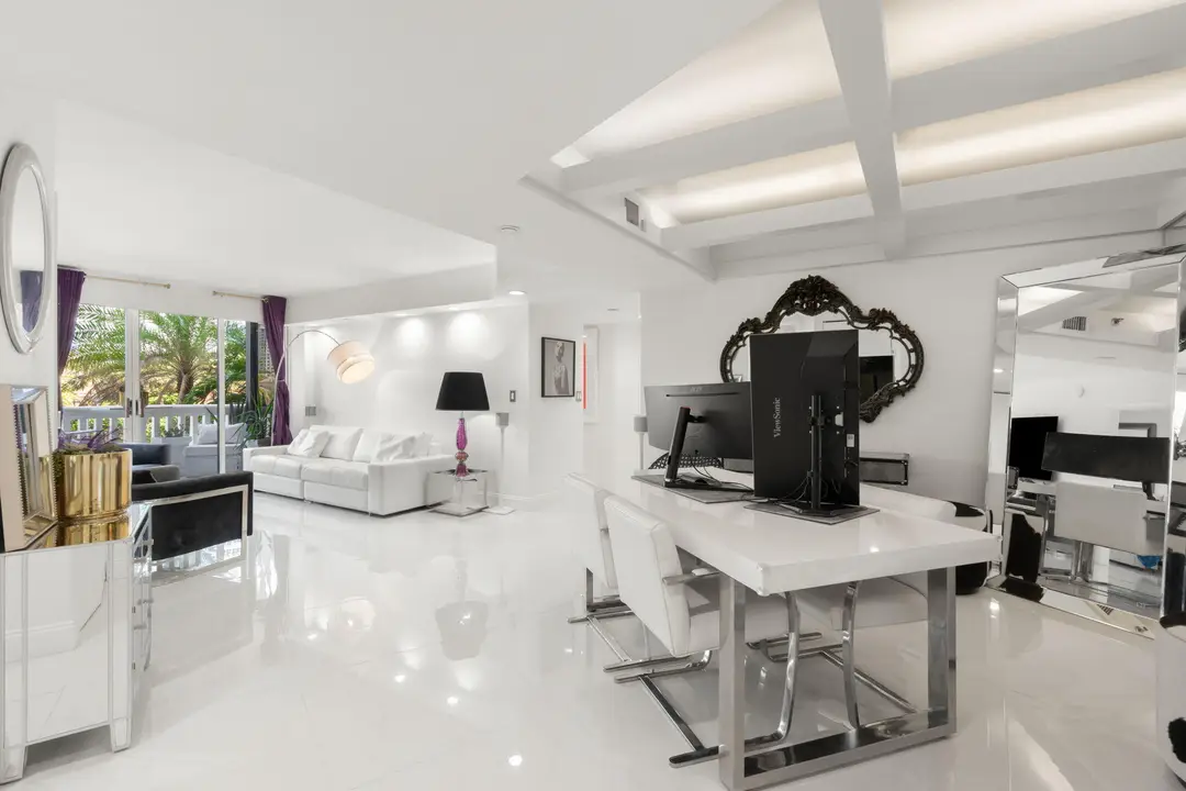 12-web-or-mls-1000 E Island Blvd 305, Av
