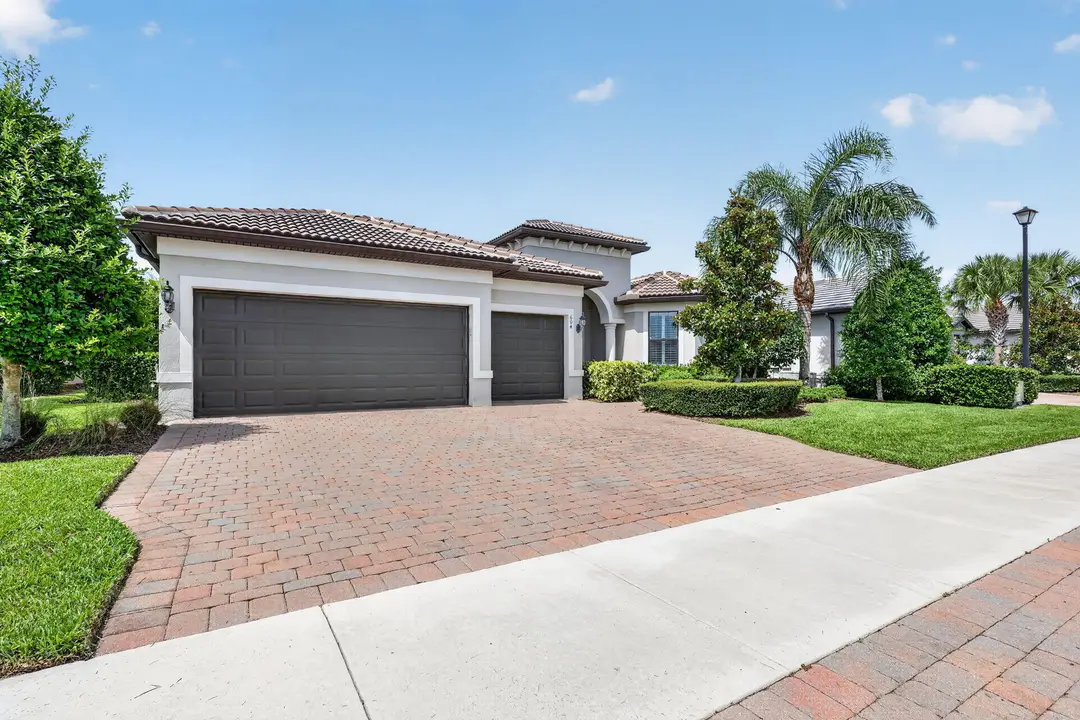 3 car garage - 604 SE Monteiro Drive