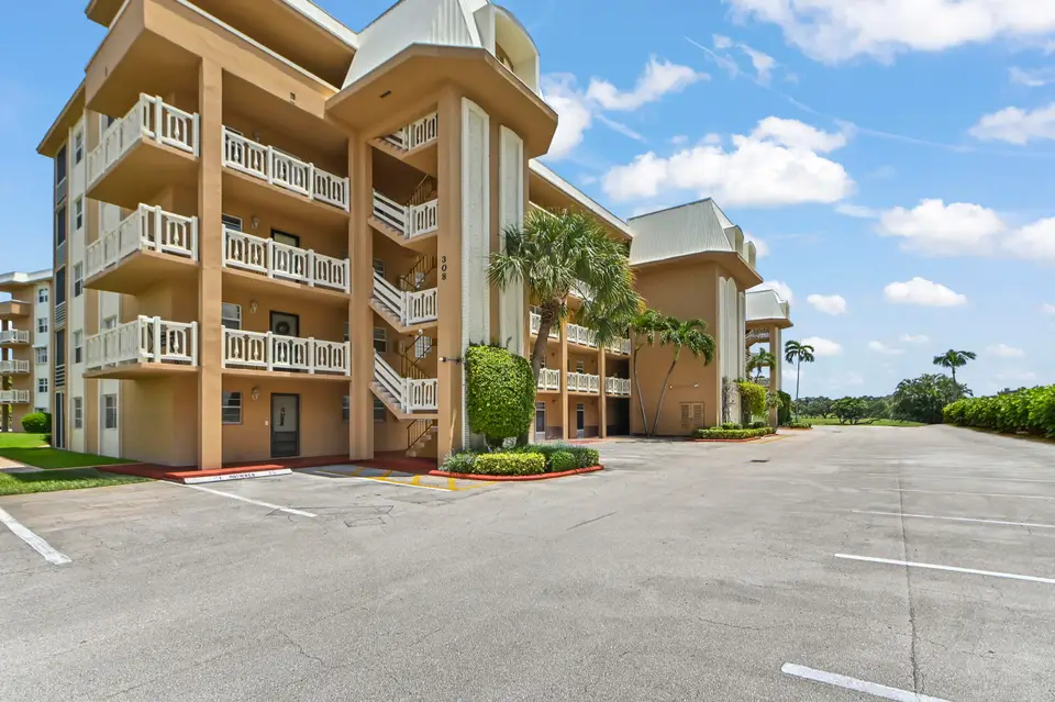 308 Golfview Road 101, North Palm Beach, FL 33408