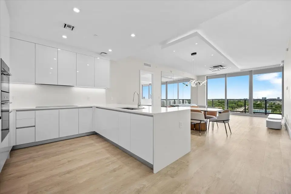 220 Lake Shore Drive 917, Lake Park, FL 33403