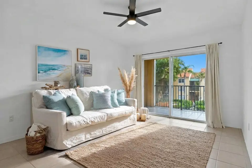 135 Yacht Club Way 305, Hypoluxo, FL 33462