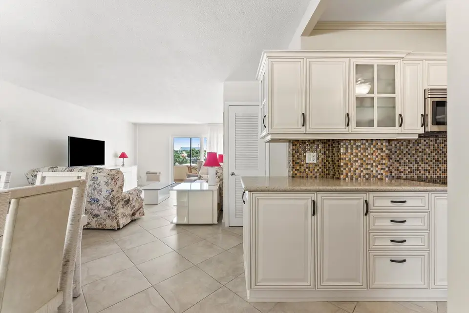 220 Kings Point Drive 210, Sunny Isles Beach, FL 33160