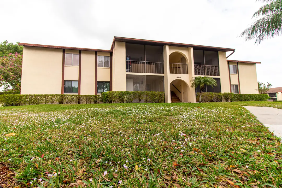 4987 SABLE PINE Circle D2, West Palm Beach, FL 33417