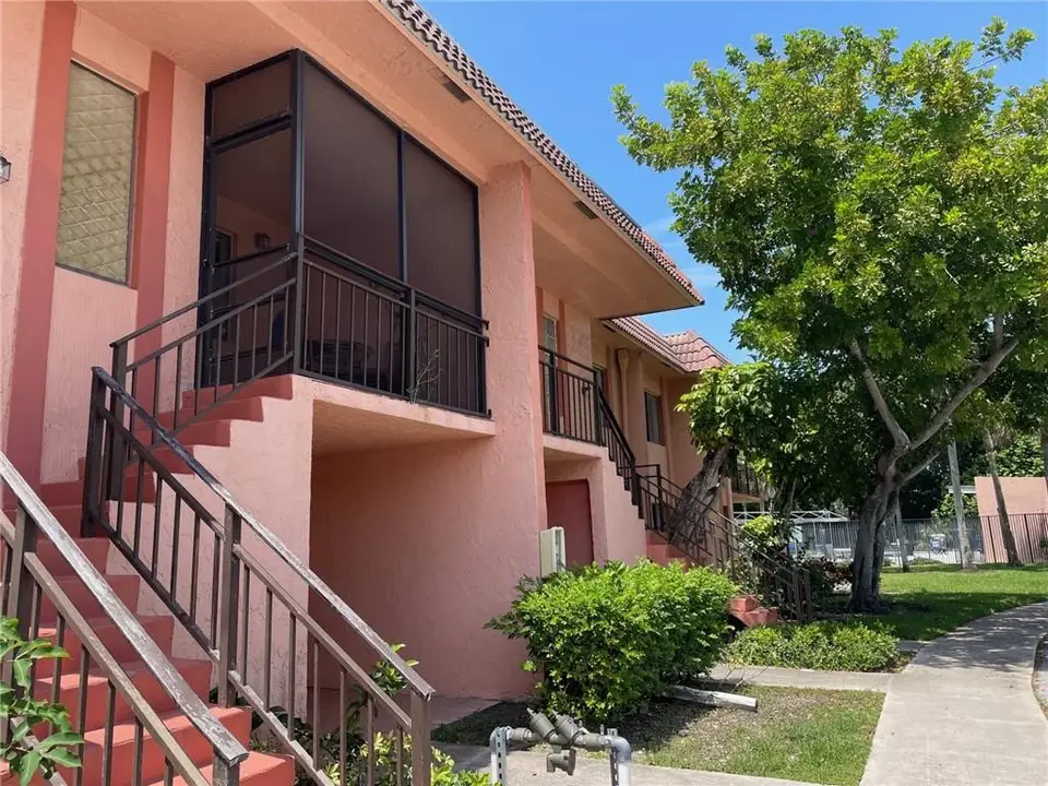 235 LAKEVIEW Drive 102, Weston, FL 33326