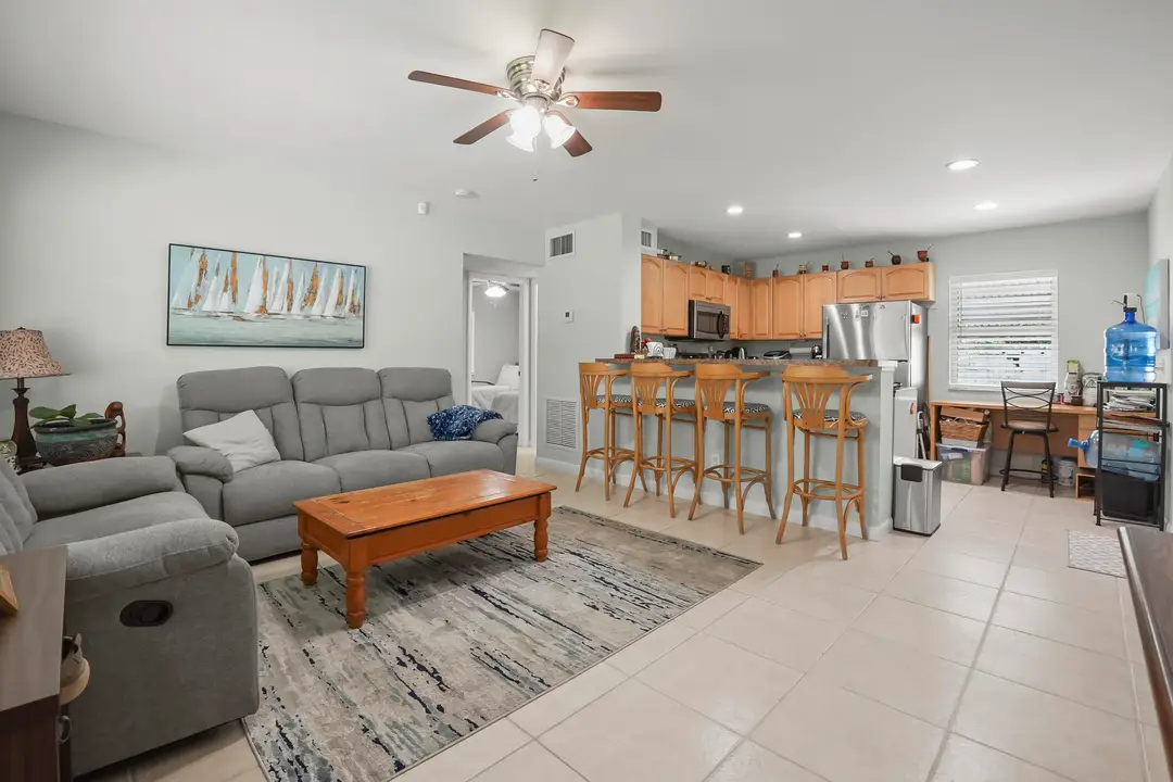 05 Living Room 01