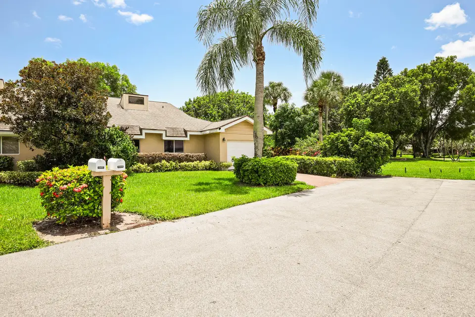 6858 FOUNTAINS Circle, Lake Worth, FL 33467