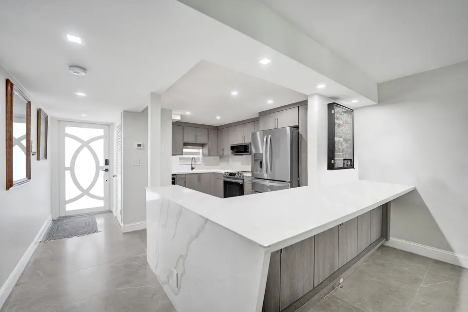 9410 N Hollybrook Lake Drive 201, Pembroke Pines, FL 33025