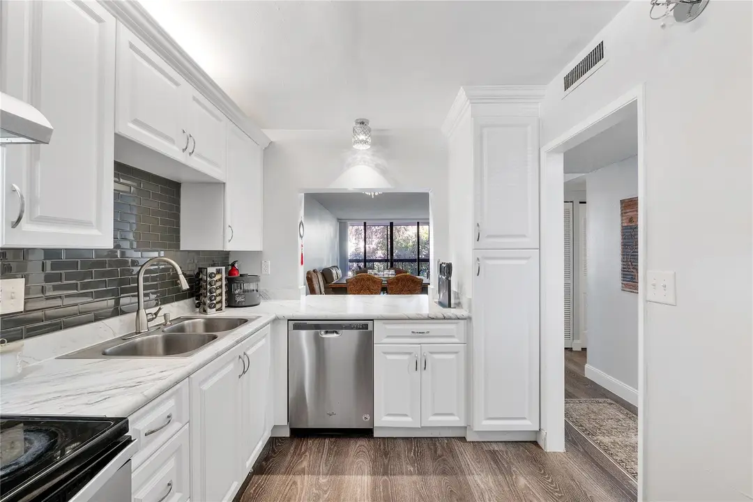 8437 FOREST HILLS Drive 203, Coral Springs, FL 33065