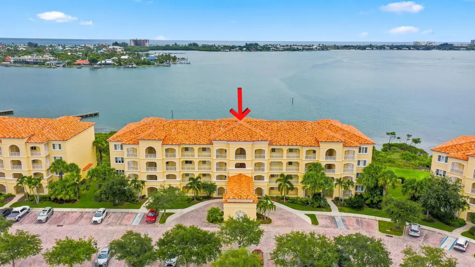 21 HARBOUR ISLE Drive W 302, Fort Pierce, FL 34949