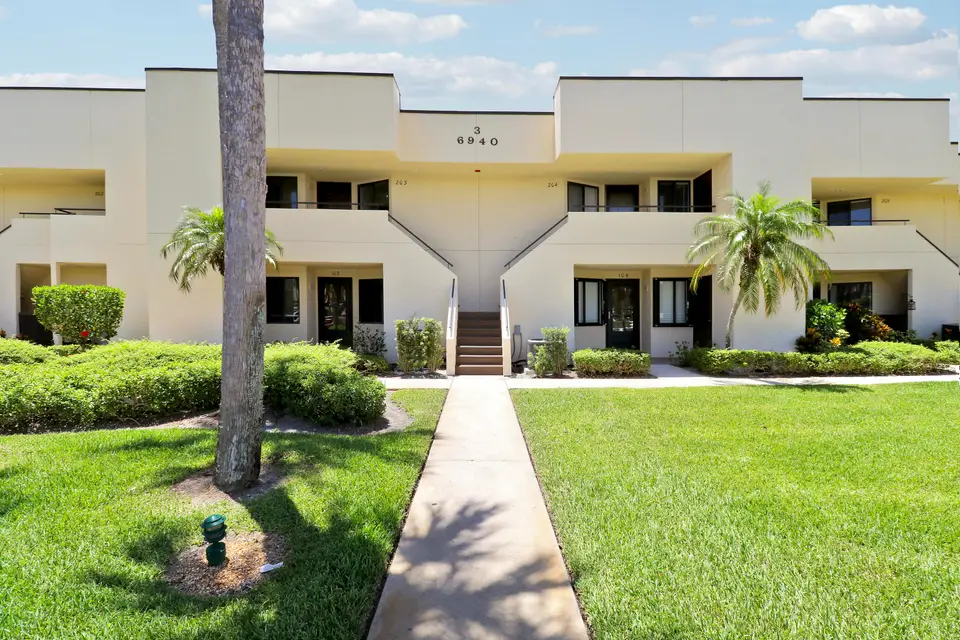 6940 SE Constitution Boulevard 3-203, Hobe Sound, FL 33455
