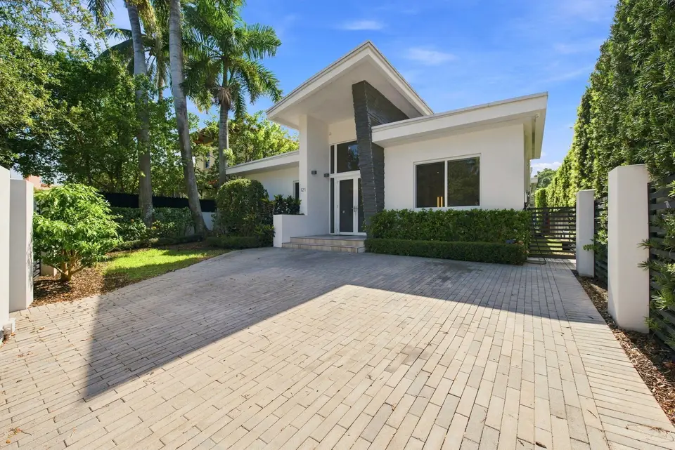 121 S GORDON Road, Fort Lauderdale, FL 33301