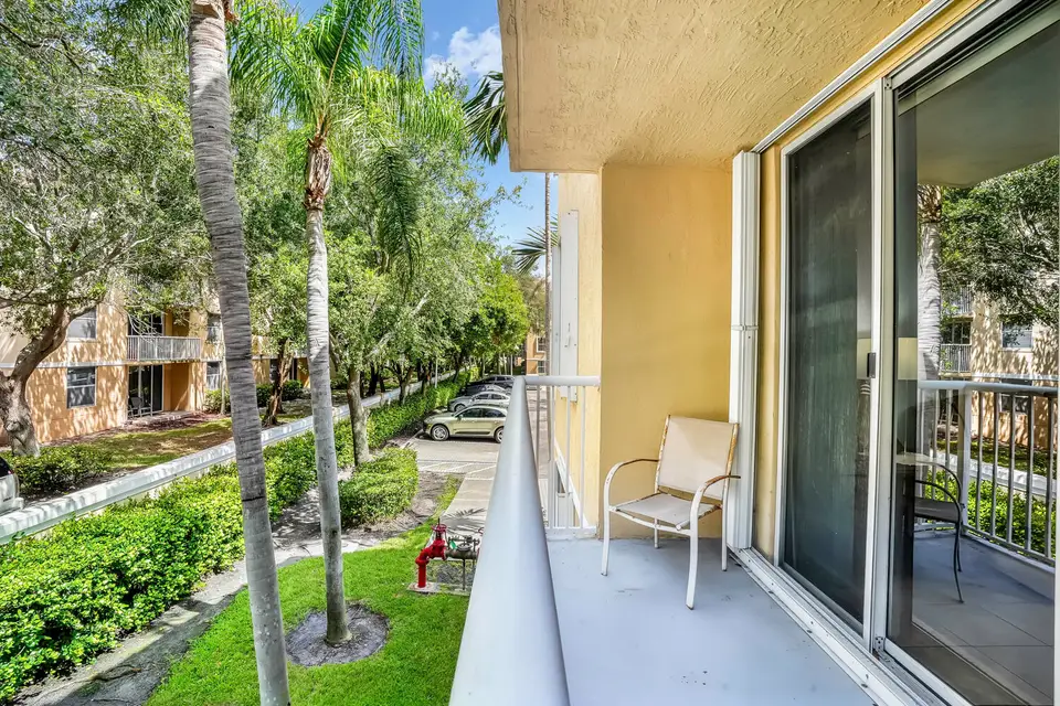 609 E SHERIDAN Street 208, Dania Beach, FL 33004
