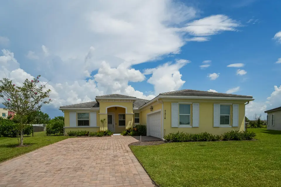 7214 NW Farnsworth Circle, Port St. Lucie, FL 34987