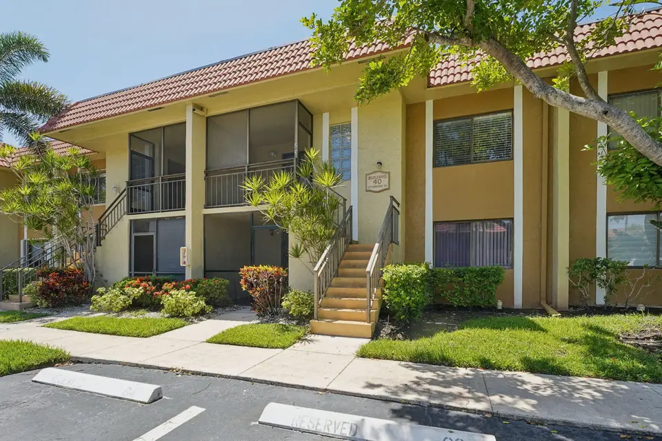 327 LAKEVIEW Drive 203, Weston, FL 33326